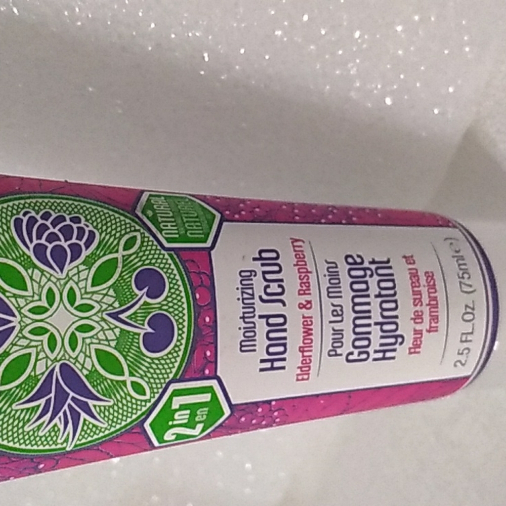 Human + Kind Moisturizing Hand Scrub Elderflower & Raspberry - Picture 3 of 6
